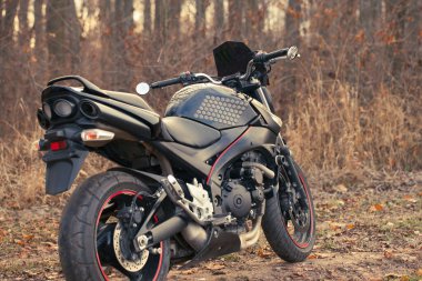 Siyah Suzuki GSR600 motosiklet doğada.