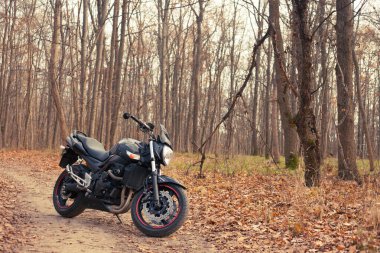 Siyah Suzuki GSR600 motosiklet doğada.