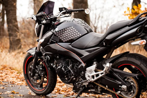 Schwarzes Suzuki Gsr600 Motorrad Der Natur — Stockfoto