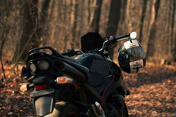Schwarzes Suzuki Gsr600 Motorrad Der Natur — Stockfoto