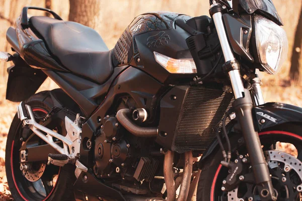 Мотоцикл Black Suzuki Gsr600 Природе — стоковое фото