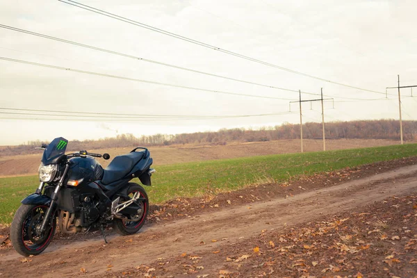 Schwarzes Suzuki Gsr600 Motorrad Der Natur — Stockfoto