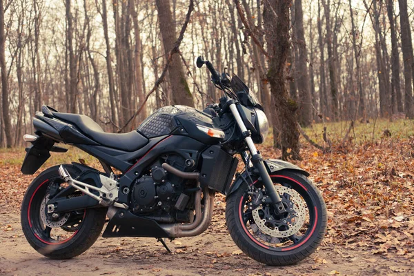 Schwarzes Suzuki Gsr600 Motorrad Der Natur — Stockfoto