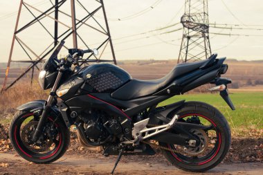 UKRAINE, KIEV - 22 Kasım 2020: Ormanda güçlü siyah motosiklet Suzuki GSR600.