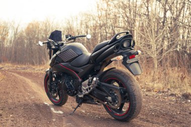 UKRAINE, KIEV - 22 Kasım 2020: Ormanda güçlü siyah motosiklet Suzuki GSR600.