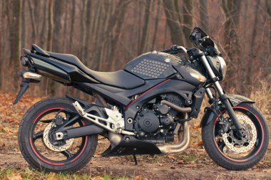 UKRAINE, KIEV - 22 Kasım 2020: Ormanda güçlü siyah motosiklet Suzuki GSR600.