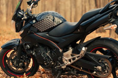 UKRAINE, KIEV - 22 Kasım 2020: Ormanda güçlü siyah motosiklet Suzuki GSR600.