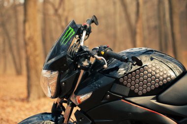 UKRAINE, KIEV - 22 Kasım 2020: Ormanda güçlü siyah motosiklet Suzuki GSR600.