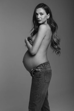 Şık genç hamile kız, stüdyo fotoğrafçılığı..