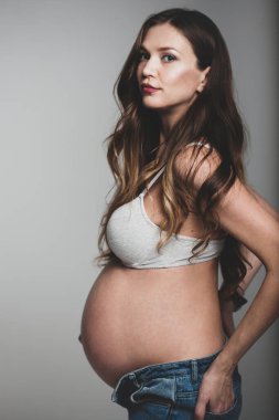 Şık genç hamile kız, stüdyo fotoğrafçılığı..
