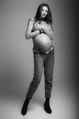 Şık genç hamile kız, stüdyo fotoğrafçılığı..