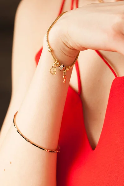 Mooie Gouden Sieraden Een Meisje Close — Stockfoto