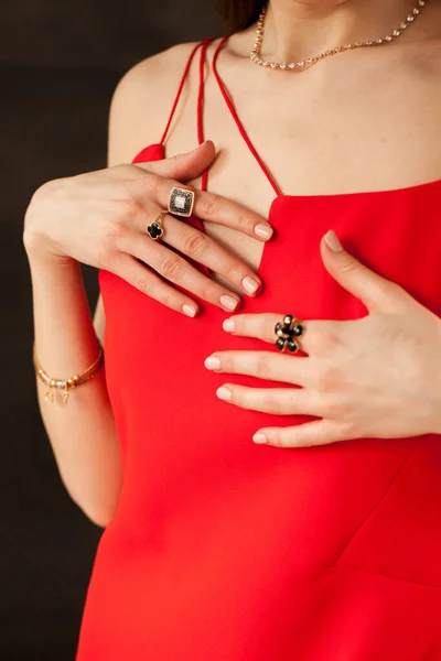 Een Prachtige Gouden Ring Een Gouden Armband Een Meisje Close — Stockfoto