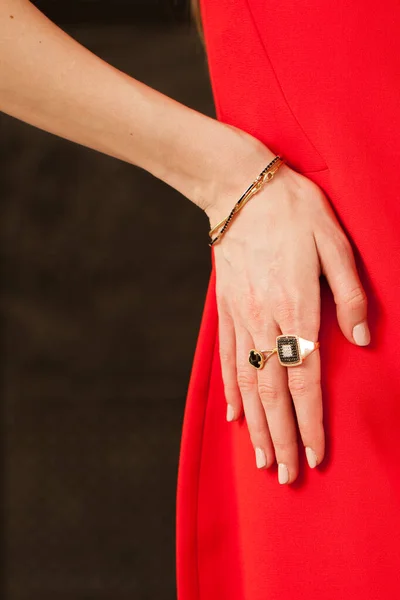 Een Prachtige Gouden Ring Een Gouden Armband Een Meisje Close — Stockfoto