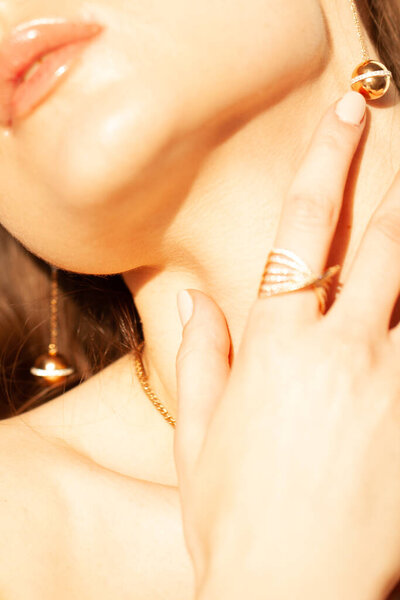 Красивые золотые украшения для девушки крупным планом.