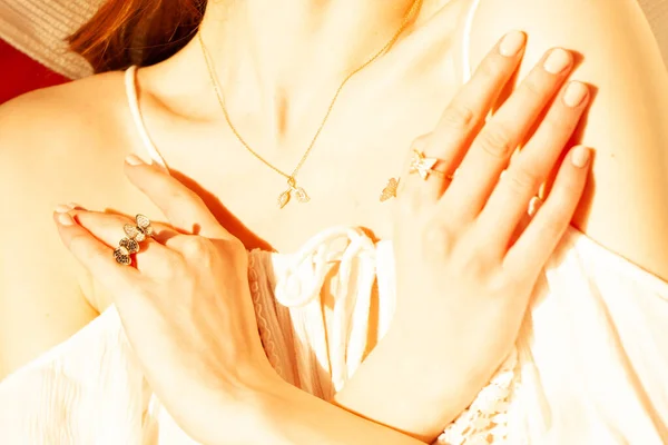 Perhiasan Emas Yang Indah Pada Seorang Gadis Close Stok Foto Bebas Royalti