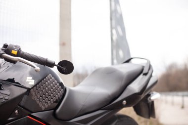 UKRAINE, KIEV - 10 Temmuz 2021: Suzuki GSR600 spor siyah motosikleti.