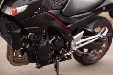 UKRAINE, KIEV - 10 Temmuz 2021: Suzuki GSR600 spor siyah motosikleti.