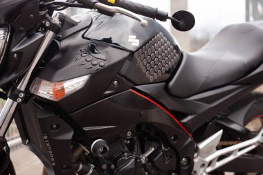 UKRAINE, KIEV - 10 Temmuz 2021: Suzuki GSR600 spor siyah motosikleti.