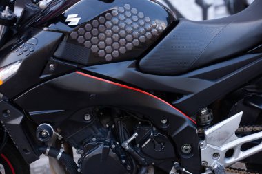 UKRAINE, KIEV - 10 Temmuz 2021: Suzuki GSR600 spor siyah motosikleti.