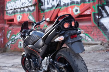 UKRAINE, KIEV - 10 Temmuz 2021: Suzuki GSR600 spor siyah motosikleti.