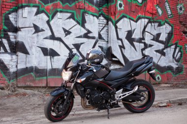 UKRAINE, KIEV - 10 Temmuz 2021: Suzuki GSR600 spor siyah motosikleti.