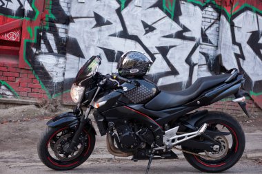 UKRAINE, KIEV - 10 Temmuz 2021: Suzuki GSR600 spor siyah motosikleti.