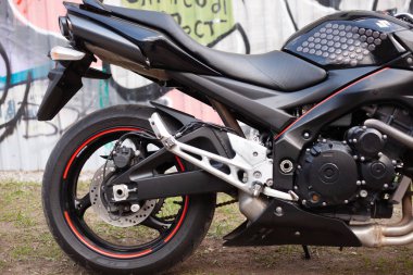 UKRAINE, KIEV - 10 Temmuz 2021: Suzuki GSR600 spor siyah motosikleti.