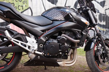 UKRAINE, KIEV - 10 Temmuz 2021: Suzuki GSR600 spor siyah motosikleti.