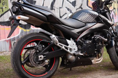 UKRAINE, KIEV - 10 Temmuz 2021: Suzuki GSR600 spor siyah motosikleti.