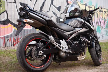 UKRAINE, KIEV - 10 Temmuz 2021: Suzuki GSR600 spor siyah motosikleti.