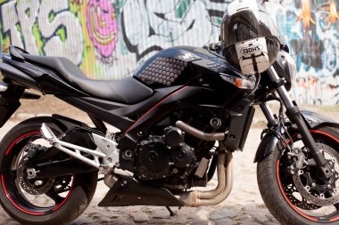 UKRAINE, KIEV - 10 Temmuz 2021: Suzuki GSR600 spor siyah motosikleti.