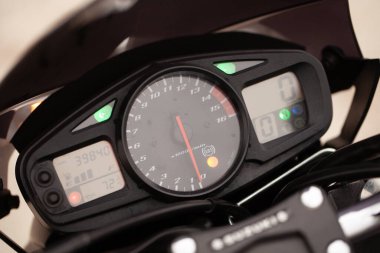 UKRAINE, KIEV - 10 Temmuz 2021: Suzuki GSR600 spor siyah motosikleti.