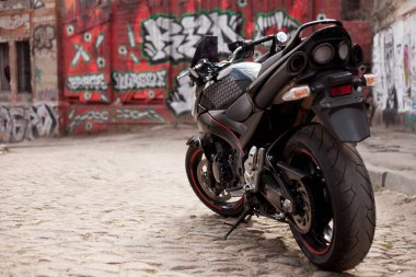 UKRAINE, KIEV - 10 Temmuz 2021: Suzuki GSR600 spor siyah motosikleti.