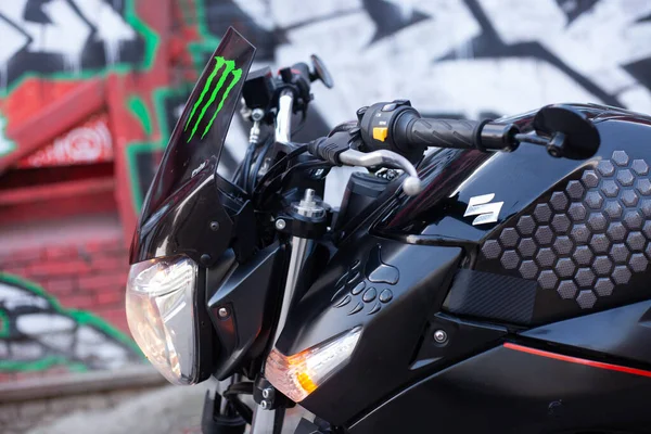 UKRAINE, KIEV - 10 Temmuz 2021: Suzuki GSR600 spor siyah motosikleti.