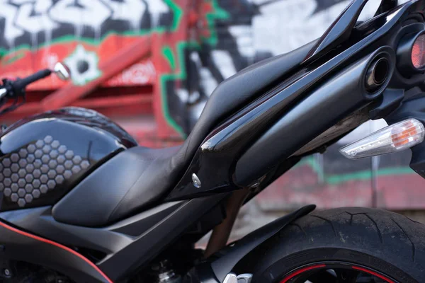 UKRAINE, KIEV - 10 Temmuz 2021: Suzuki GSR600 spor siyah motosikleti.