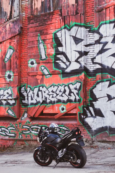 Ukraine Kiev Června 2021 Suzuki Gsr600 Sportovní Černý Motocykl Graffiti — Stock fotografie