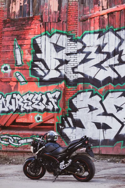 Ukraine Kiev Června 2021 Suzuki Gsr600 Sportovní Černý Motocykl Graffiti — Stock fotografie