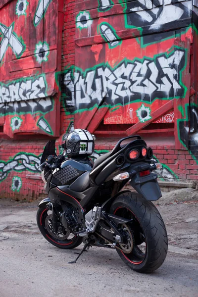 Ukraine Kiev July 2021 Suzuki Gsr600运动黑色摩托车在涂鸦背景下 — 图库照片