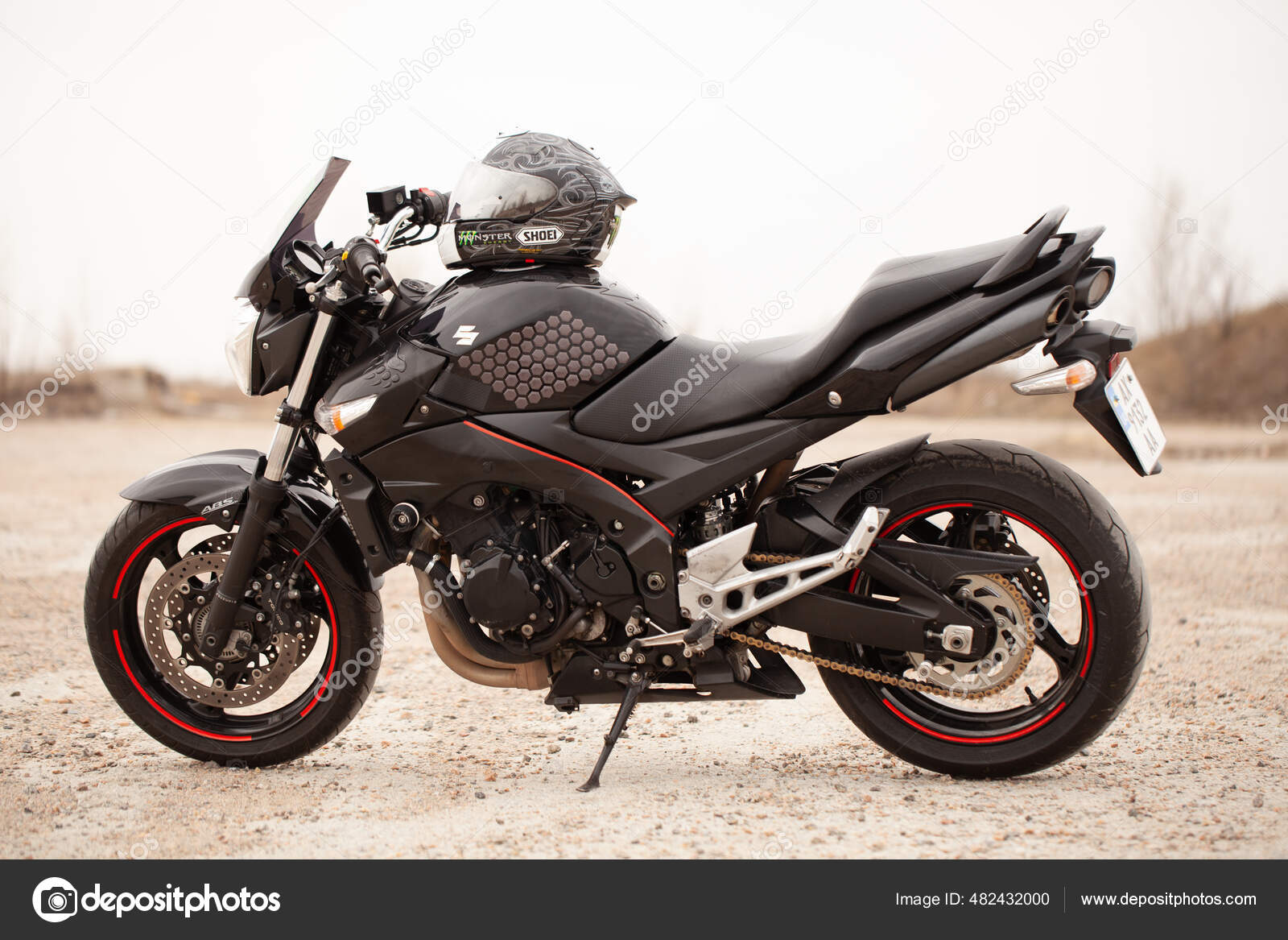 Suzuki Gsr600 Moto Deportiva Negra Desierto — Foto editorial de stock ©  SergeyTay #482432000