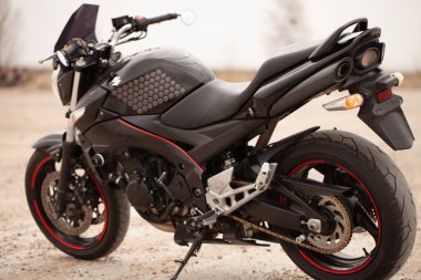  Suzuki GSR600 spor siyah motosiklet çölde.