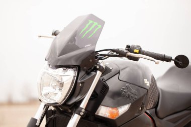  Suzuki GSR600 spor siyah motosiklet çölde.