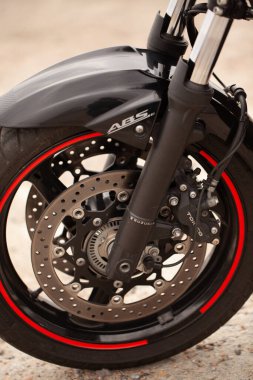  Suzuki GSR600 spor siyah motosiklet çölde.