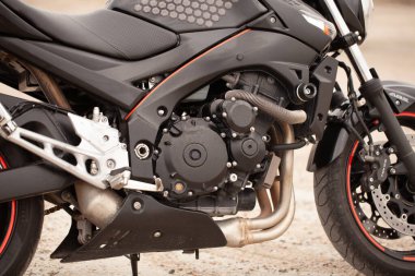  Suzuki GSR600 spor siyah motosiklet çölde.