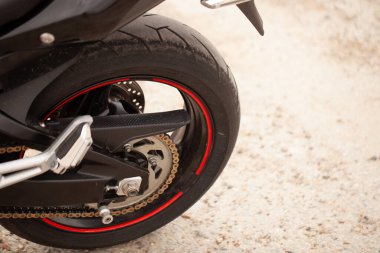  Suzuki GSR600 spor siyah motosiklet çölde.