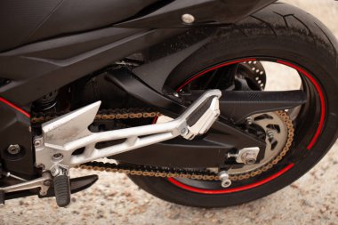  Suzuki GSR600 spor siyah motosiklet çölde.