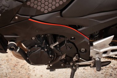  Suzuki GSR600 spor siyah motosiklet çölde.