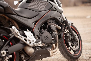  Suzuki GSR600 spor siyah motosiklet çölde.