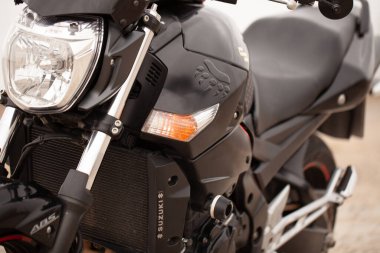  Suzuki GSR600 spor siyah motosiklet çölde.