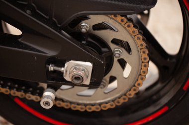 Suzuki GSR600 spor siyah motosiklet çölde.